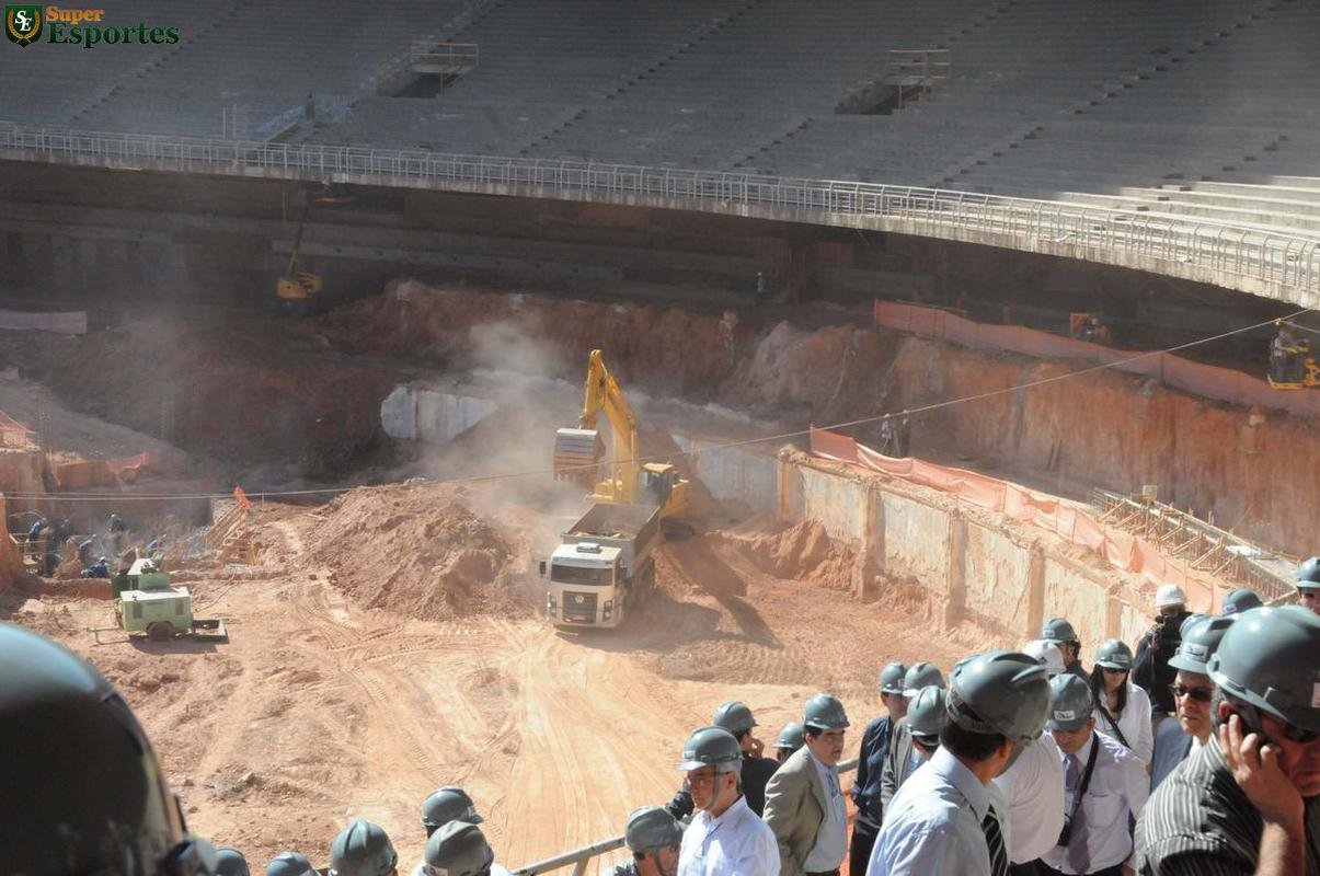 26/08/2011 - No interior do estdio, movimento intenso de caminhes e mquinas pesadas. So construdas as estruturas dos assentos que ficaro mais prximos ao campo.