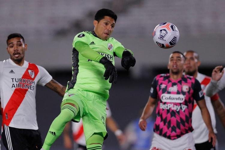 Com 25 casos simultneos de COVID-19, River Plate enfrentou Independiente Santa Fe-COL com apenas 11 jogadores disponveis e com o volante Enzo Prez improvisado como goleiro.