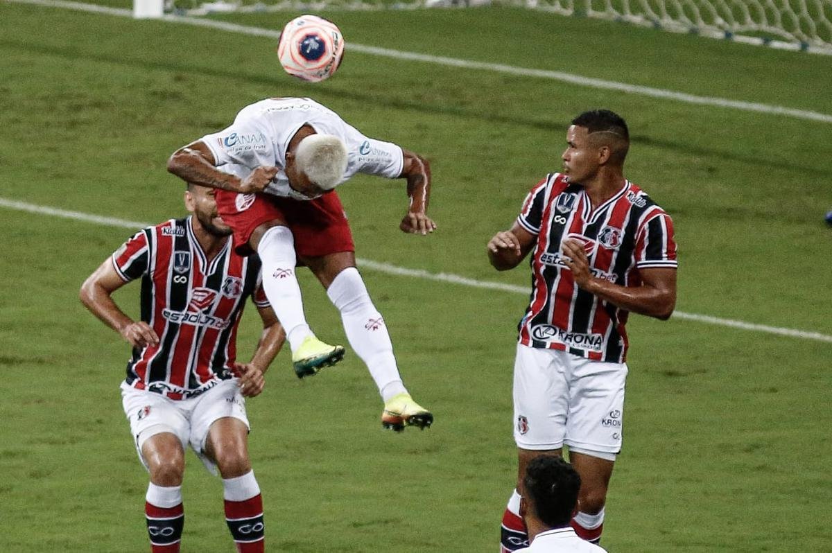 O Náutico equilibrou na segunda metade do primeiro tempo e o jogo ficou aberto para as equipes, com ambas criando boas chances. Jorge Henrique, de cabeça, teve duas oportunidades pelo Timbu. o Santa acertou uma bola na trave, com Didira, mas o placar terminou sem gols na etapa inicial.