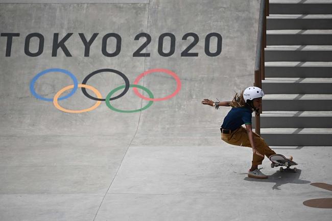 Brasileira Rayssa Leal, de 13 anos, conquista medalha de prata no skate street nos Jogos Olímpicos de Tóquio. Japonesas Momiji Nishiya (ouro)  Funa Nakayama (bronze) completaram o pódio