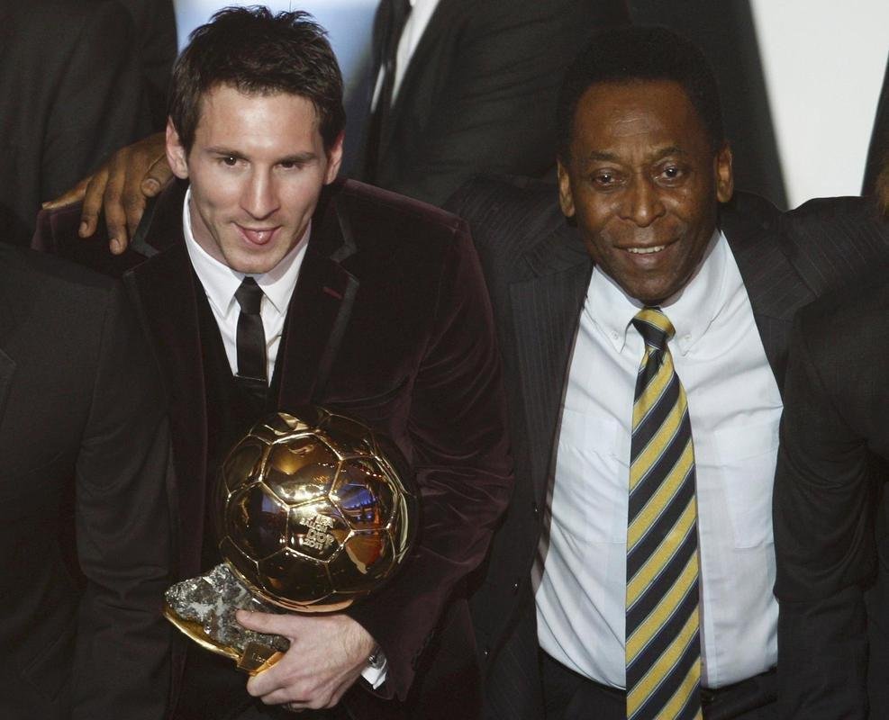 9/1/2012 - Pel ao lado de Lionel Messi, eleito melhor jogador do mundo pela Fifa em 2011