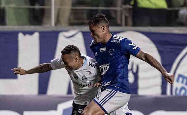 Grmio e Cruzeiro se enfrentaro na Arena do Grmio na 25 rodada da Srie B