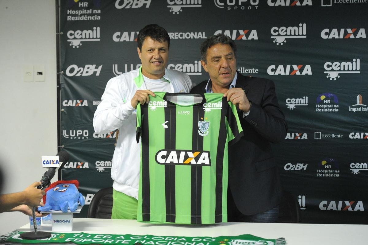 Depois de conversa com diretoria no campo, Adilson Batista foi apresentado como novo treinador do Amrica