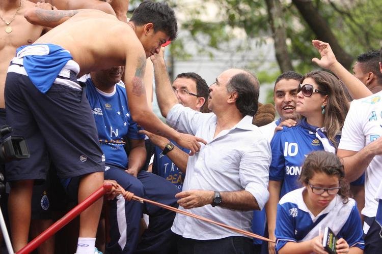 Depois de vencer o Vitria por 3 a 1 no Barrado, em Salvador, na noite de 13 de novembro de 2013, e confirmar o tricampeonato brasileiro, o Cruzeiro desembarcou em Confins numa quinta-feira e foi recebido por milhares de pessoas nas ruas de Belo Horizonte. O elenco desfilou em carro pela Avenida Antnio Carlos, pela Avenida Afonso Pena, no Centro, e foi em direo  sede do Barro Preto. Esta, sem dvida, foi a festa que envolveu o maior nmero de pessoas na capital mineira.