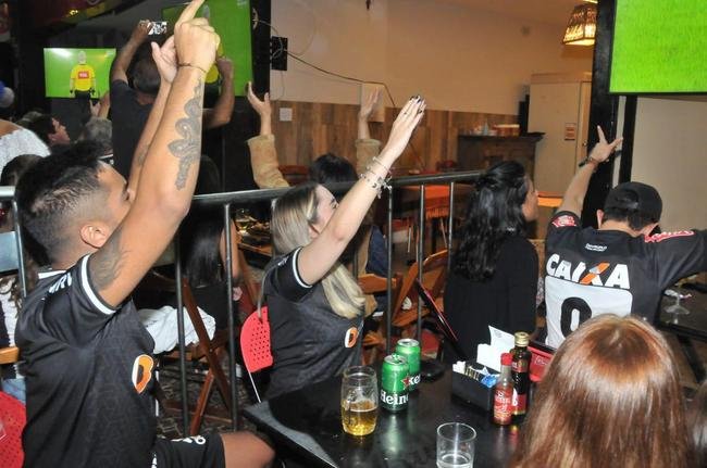 Atleticanos em bares na Savassi, em BH, durante a final da Copa do Brasil contra o Athletico-PR.