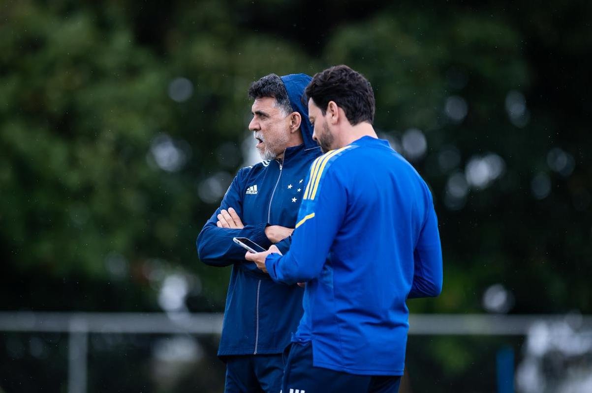 Jogadores do Cruzeiro treinaram na manh deste domingo na Toca da Raposa II