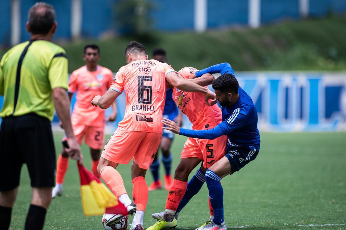Imagens do jogo-treino entre Cruzeiro e Bolívar, neste sábado (20/2), na Toca da Raposa II. Time celeste venceu por 1 a 0