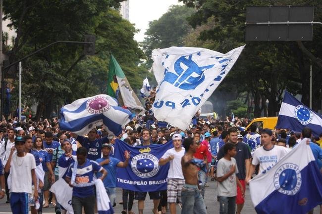Depois de vencer o Vitria por 3 a 1 no Barrado, em Salvador, na noite de 13 de novembro de 2013, e confirmar o tricampeonato brasileiro, o Cruzeiro desembarcou em Confins numa quinta-feira e foi recebido por milhares de pessoas nas ruas de Belo Horizonte. O elenco desfilou em carro pela Avenida Antnio Carlos, pela Avenida Afonso Pena, no Centro, e foi em direo  sede do Barro Preto. Esta, sem dvida, foi a festa que envolveu o maior nmero de pessoas na capital mineira.