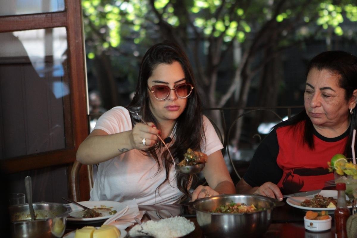 Na primeira vez de Larissa Riquelme em Belo Horizonte, levamos a modelo e apresentadora paraguaia para um verdadeiro banquete de pratos tpicos da culinria mineira. E ela adorou!