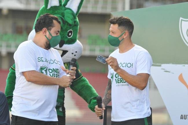 Mauro Zrate, atacante argentino de 34 anos, foi apresentado oficialmente pelo Amrica na tarde desta sexta-feira (3), no Estdio Independncia, em Belo Horizonte. Experiente, o atleta tem passagens por clubes como Fiorentina, Lazio e Inter de Milo, da Itlia, e tambm por Vlez Sarsfield e Boca Juniors, da Argentina.