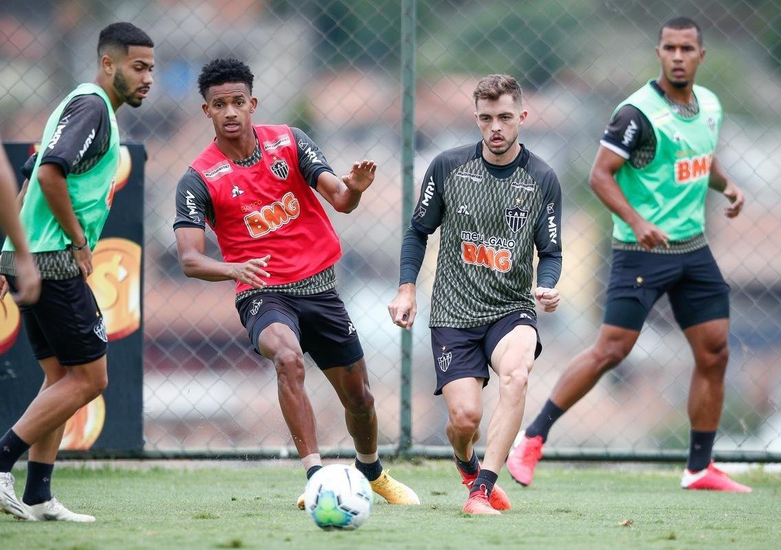 Imagens do primeiro treino de Eduardo Vargas pelo Atltico