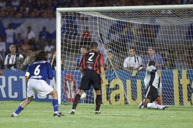 ...o argentino apenas olha a bola caminhar para as redes, enquanto o goleiro Flvio j se entrega no lance...
