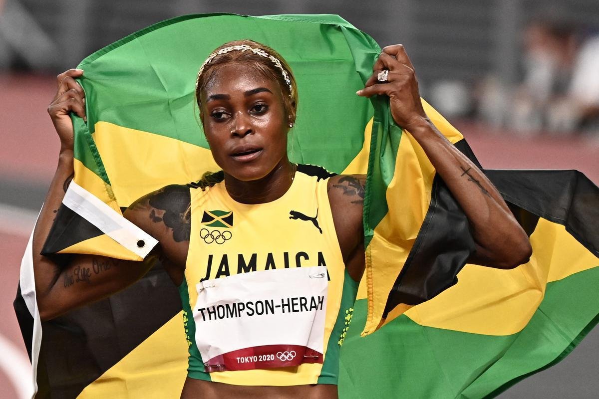 Fotos espetaculares da vitria da jamaicana Elaine Thompson-Herah nos 100m rasos dos Jogos Olmpicos de Tquio com o tempo de 10s61. A velocista quebrou o recorde olmpico e comandou o pdio jamaicano ao lado de Ann Fraser-Pryce, prata, e Shericka Jackson, bronze.