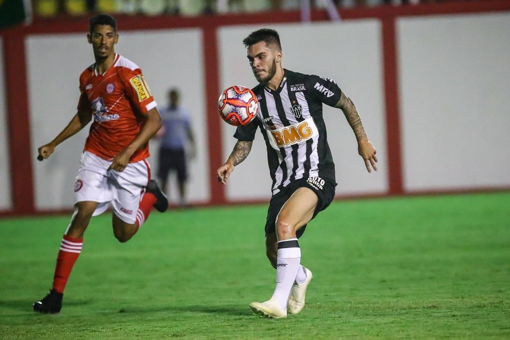 Nathan - Meia mais avanado, foi %u201Csacrificado%u201D ao atuar como segundo homem do meio-campo. Com isso, precisou ajudar mais na sada de bola e no conseguiu ser importante na armao da equipe. Saiu durante a etapa final, cansado.