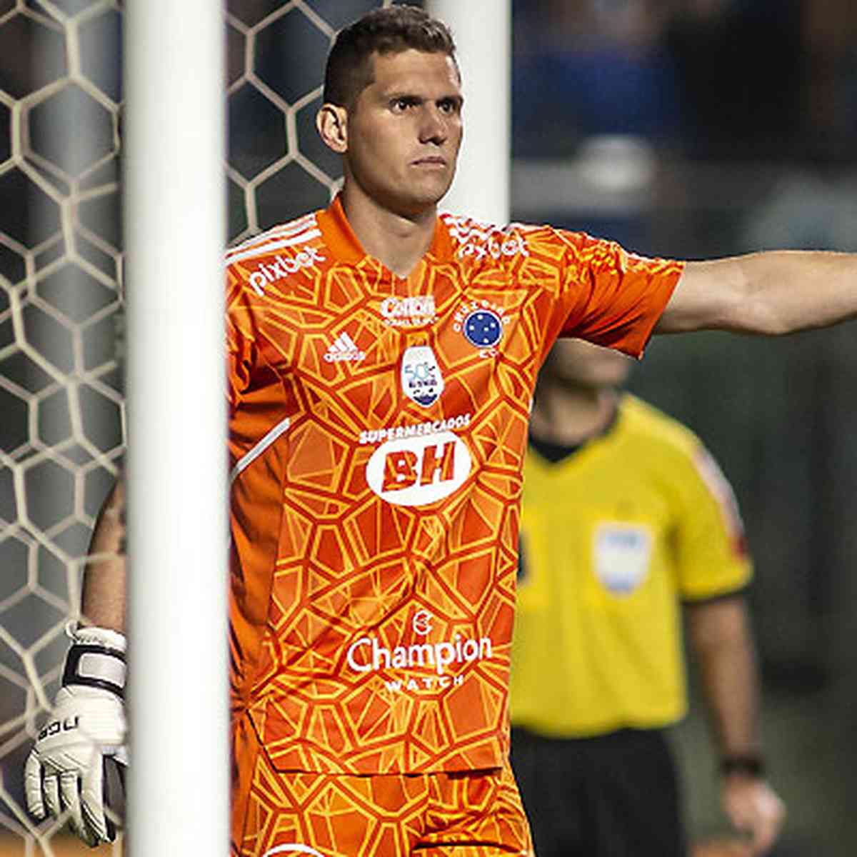 Vamos jogar no meio da selva', diz goleiro inglês sobre estreia em