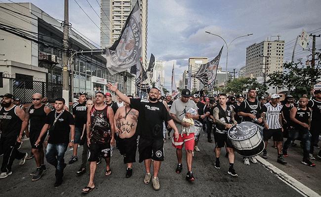 Gaviões e outras organizadas do Corinthians estiveram em frente à FPF nesta sexta-feira (13/1)