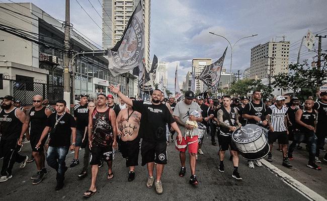 Gavies e outras organizadas do Corinthians estiveram em frente  FPF nesta sexta-feira (13/1)