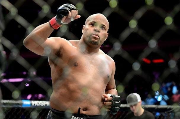 Daniel Cormier venceu Derrick Lewis por finalização e manteve cinturão dos pesados