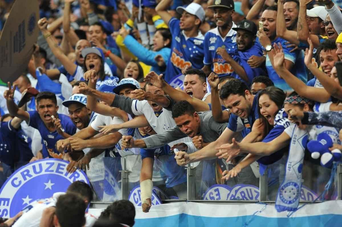 Momento em que Hudson marcou o gol do Cruzeiro no segundo tempo