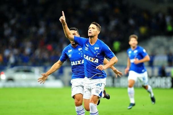 Thiago Neves marcou o primeiro gol do Cruzeiro em cobrana de falta: 1 a 0