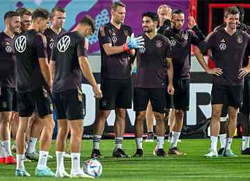 Espanhóis buscam classificação no Grupo E, enquanto alemães, surpreendidos na estreia pelo Japão, jogam pela sobrevivência na Copa