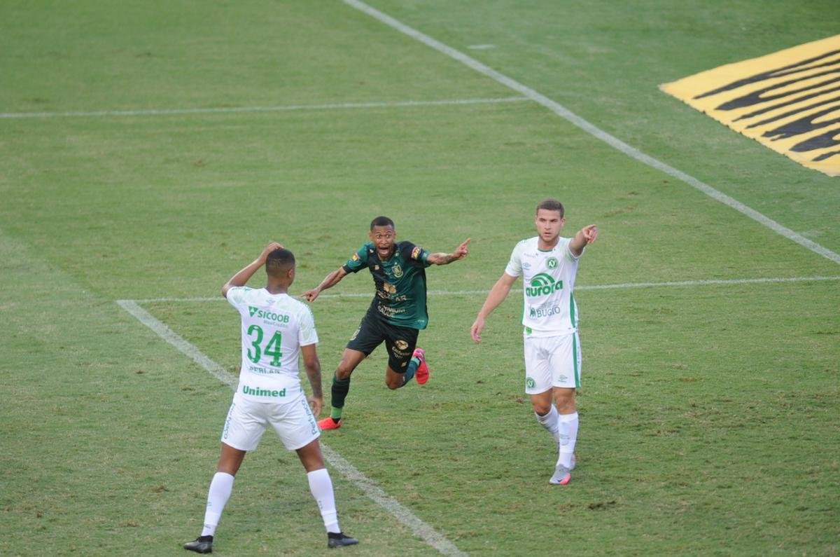 Fotos: gol anulado do América e reclamação em campo