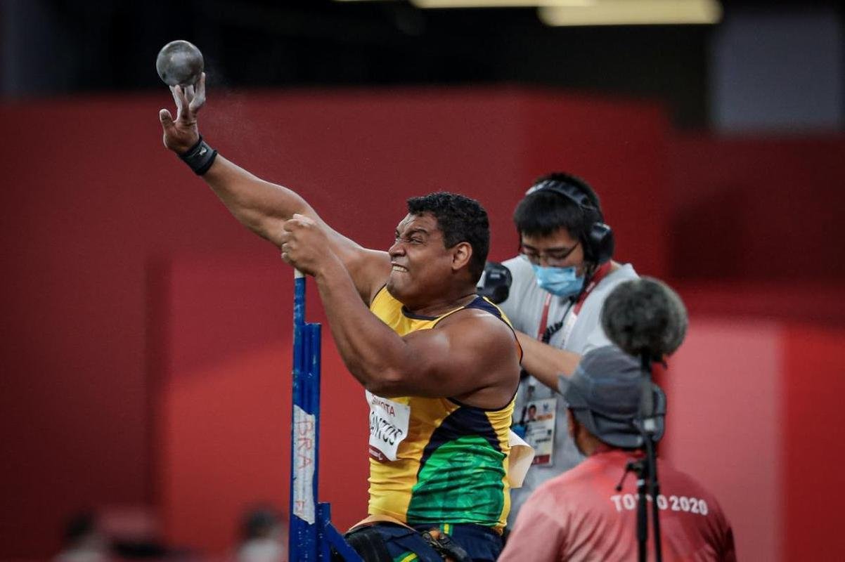 Wallace Santos conquistou o ouro no arremesso de peso F55 no atletismo
