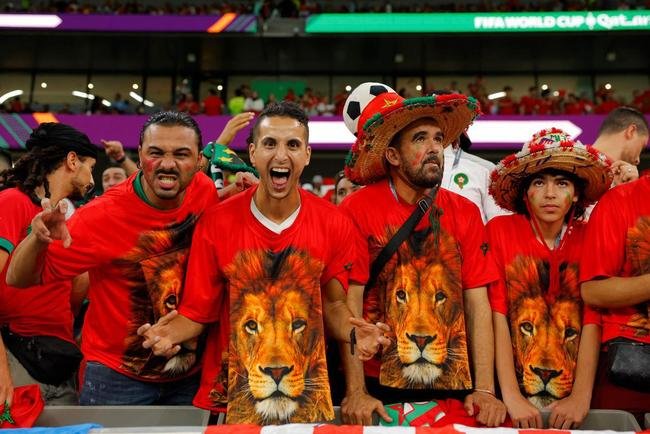 Torcedores de Marrocos e Espanha na deciso no Estdio Cidade da Educao, pelas oitavas de final da Copa do Mundo 