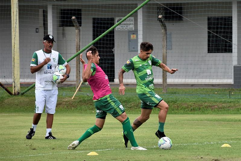 Neste domingo (15), o Amrica treinou no CT do Cuiab, em Mato Grosso, visando o confronto de volta das quartas de final da Copa do Brasil, contra o Internacional. Na primeira partida, em Porto Alegre, o Coelho venceu por 1 a 0. Agora, a equipe mineira joga por um empate, no Independncia, para avanar s semifinais da competio pela primeira vez em sua histria.
