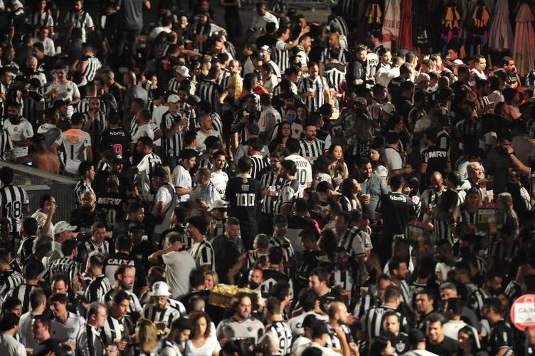 Atleticanos invadiram o Mineirão no jogo contra o Grêmio e bateram recorde de público no Brasileiro; veja fotos do entorno do estádio antes da partida