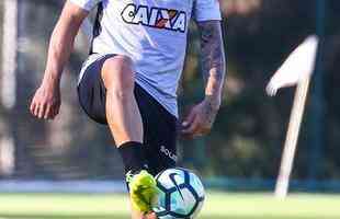 Galo afia pontaria em treino para melhorar nmeros no Brasileiro