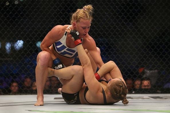 Ronda Rousey é nocauteada por Holly holm no segundo round e perde cinturão do peso galo feminino do UFC, na luta principal em Melbourne