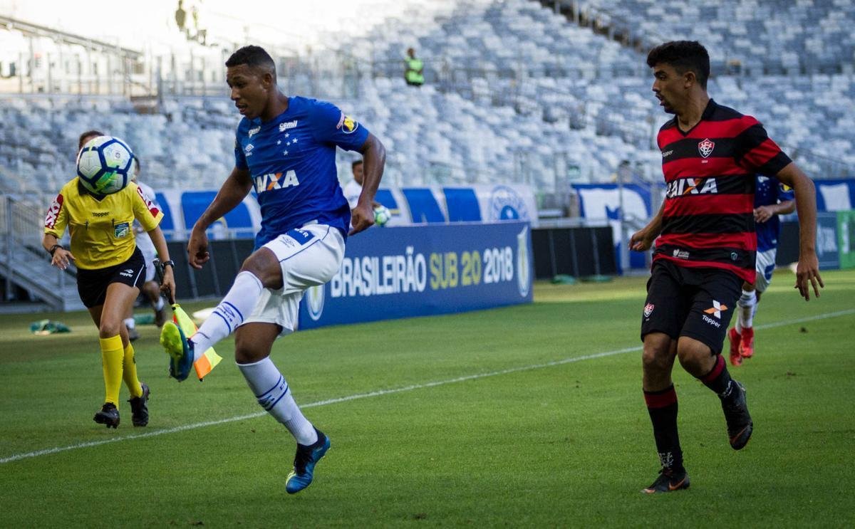 Pelo Brasileiro Sub-20, Cruzeiro derrotou Vitria por 1 a 0, no Mineiro, com gol de Ronaldo