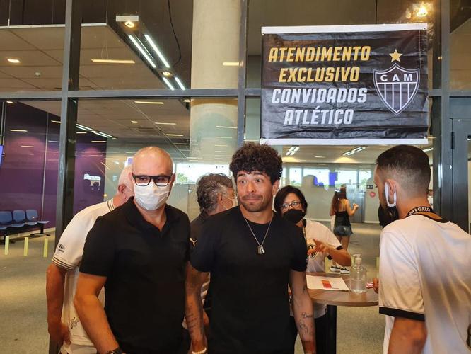 Meia Luan, ex-Atlético, na chegada ao Mineirão para acompanhar a final da Copa do Brasil contra o Athletico-PR