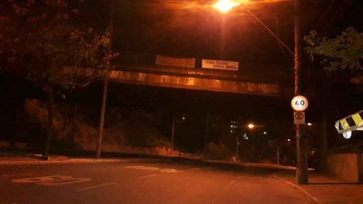 Faixas de apoio ao Cruzeiro so estendidas em Belo Horizonte antes da partida contra o FLuminense