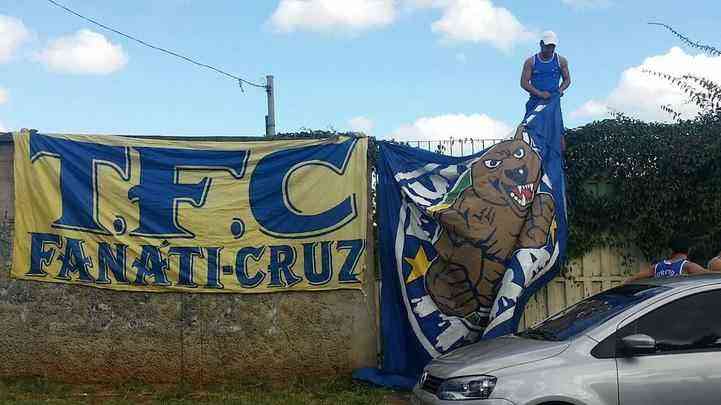 Torcedores protestam na porta da Toca da Raposa contra tcnico e Diretoria