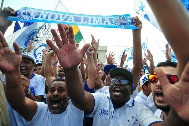 Torcedores do Cruzeiro foram  Toca da Raposa II prestar incentivo ao time antes de final da Copa do Brasil
