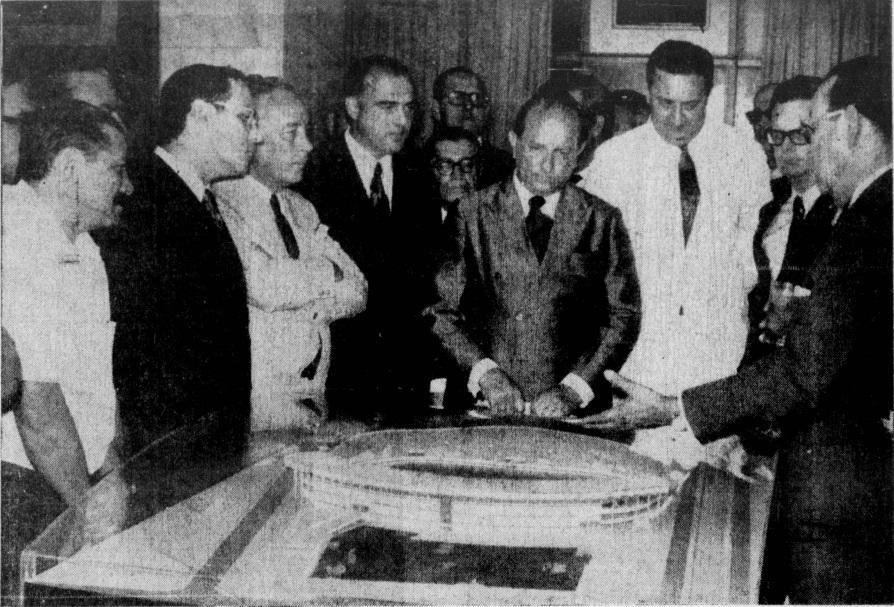 Lideranças do governo federal e estadual aprovam a maquete do estádio junto a representantes do Santa Cruz.