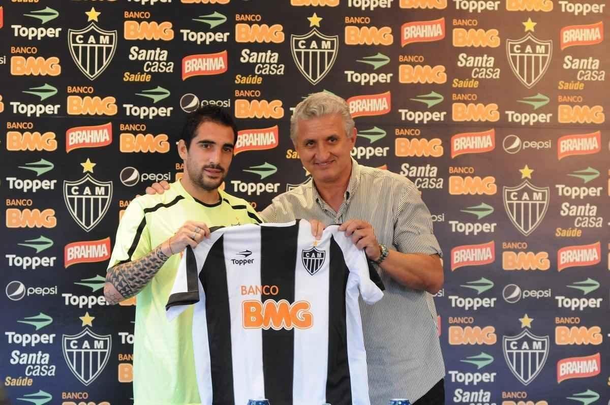 16/01/2012. Apresentao do novo jogador de futebol do Atltico, Escudero, e o diretor de futebol, Eduardo Maluf, no Centro de Treinamento (cidade do Galo)