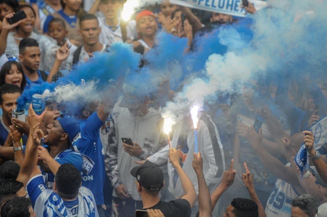 Praa Sete colorida de azul e branco! Multido cruzeirense vai s ruas celebrar a conquista do hexa da Copa do Brasil