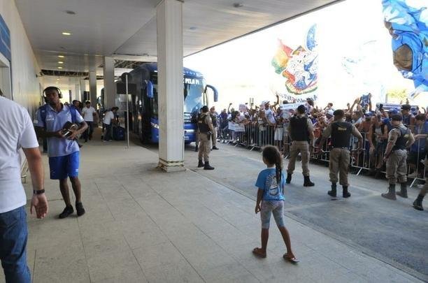 Jogadores do Cruzeiro embarcaram no Aeroporto de Confins, na tarde desta tera-feira, para duelo decisivo contra o Corinthians, em So Paulo, pela final da Copa do Brasil