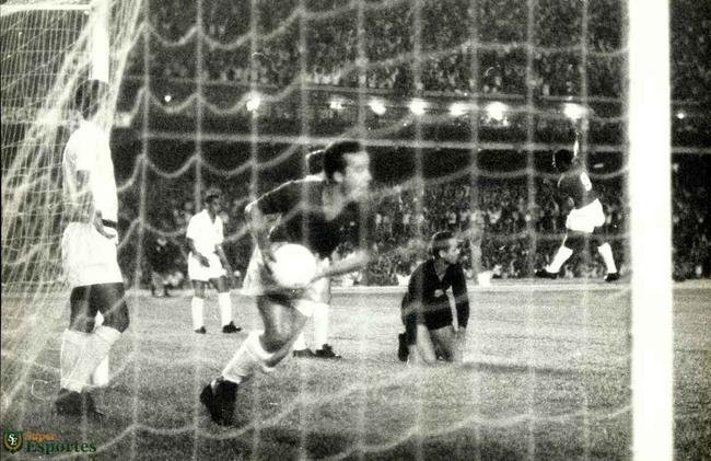Imagens da vit�ria do Cruzeiro sobre o Santos, por 6 a 2, no Mineir�o, no jogo de ida da final da Ta�a Brasil de 1966. Gols celestes foram marcados por Z� Carlos (contra), Natal, Dirceu Lopes (3) e Tost�o (p�nalti)