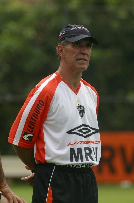 Mrio Srgio - Mrio Srgio assumiu o Atltico aps a queda de Jair Picerni, em 2004. Foram apenas nove jogos  frente do time, com trs vitrias, um empate e cinco derrotas. O ex-treinador morreu em 2016, na queda do avio da Chapecoense. Ele comentaria a final da Copa Sul-Americana, entre os catarinenses e o Atltico Nacional, da Colmbia.