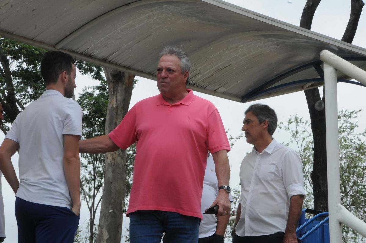 29/11/2019 - dois meses depois de ser anunciado e no dia seguinte da emblemtica derrota para o CSA, por 1 a 0, em pleno Mineiro, o tcnico Abel Braga deixou o Cruzeiro. Em pronunciamento na Toca da Raposa II, o treinador, que no conseguiu recuperar o bom futebol do grupo, afirmou que se despedia de Belo Horizonte com a 'conscincia doendo'. 