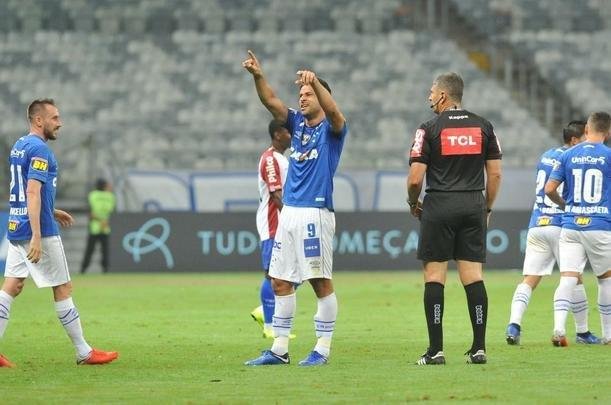 Cruzeiro venceu com facilidade o time paranaense na noite deste sbado