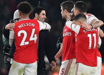 Pépé e Papastathopoulos marcam na vitória dos Gunners sobre Red Devils
