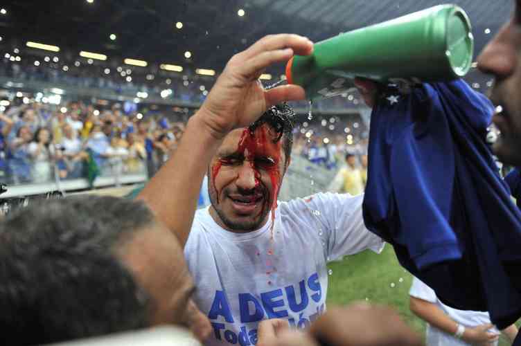 Com sangramento, Leo comemora título brasileiro do Cruzeiro em 2014