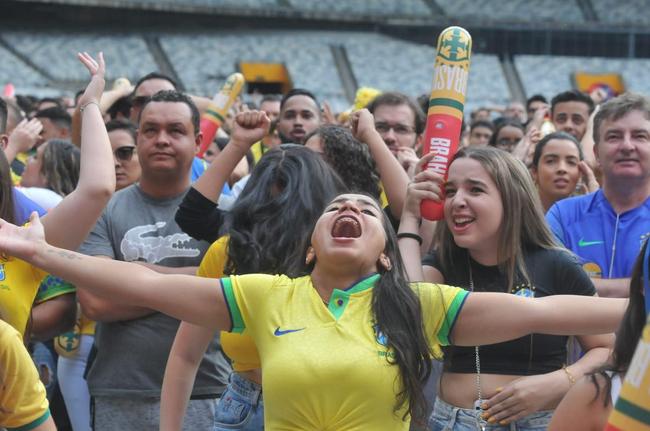 No Mineiro, torcedores assistem ao jogo entre Brasil x Srvia pela Copa do Mundo do Catar