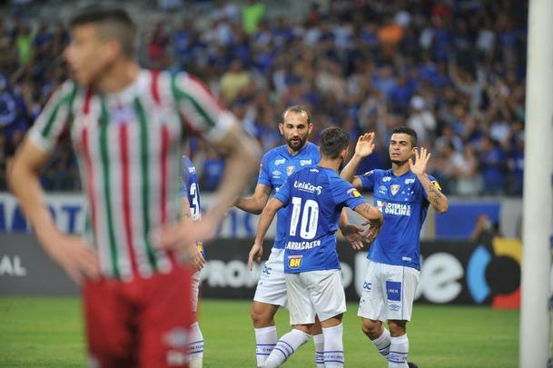 Cruzeiro derrotou Fluminense por 2 a 1, com gols de Raniel e Ayrton Lucas (contra); Henrique, tambm contra, descontou para os cariocas