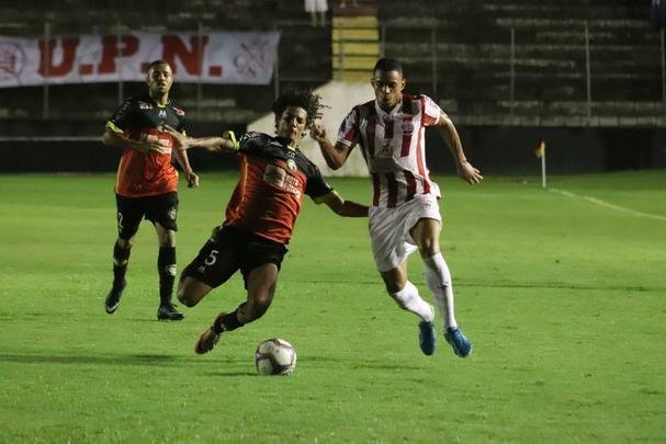 15 rodada - 5/8

Globo-RN 2x0 Nutico
A sequncia de vitrias foi interrompida com uma atuao aptica diante do Globo. A equipe sentiu a ausncia do atacante Thiago, que ficou de fora por conta de uma leso. O Timbu queimava a gordura.
